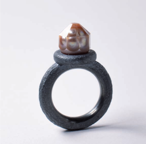 Ambroise Degeneve, rings : feceted freshwater pearl, oxidized silver La perle autrement