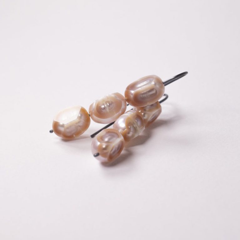 Ambroise Degeneve, earings : feceted freshwater pearl, oxidized silver La perle autrement