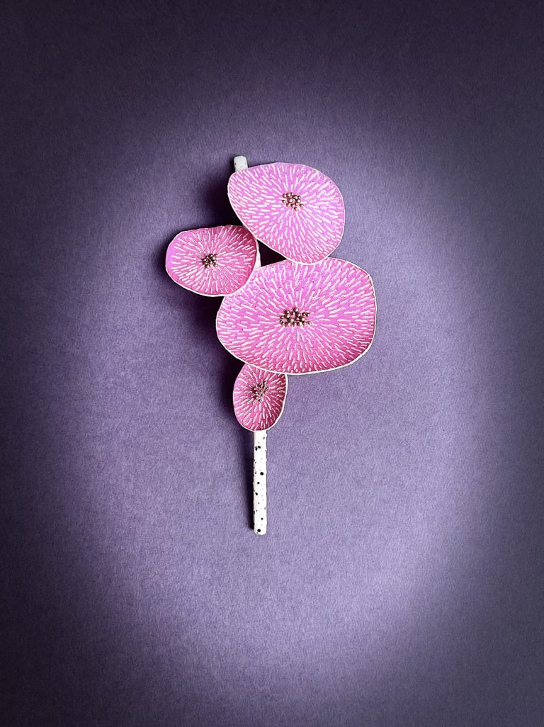 Isabelle Azaïs Broche Branche corolle Hélium et plastique recyclé photo Helia Talebi exposition Matières Cueillies, hectare galerie, bijoux contemporains, contemporary jewellery