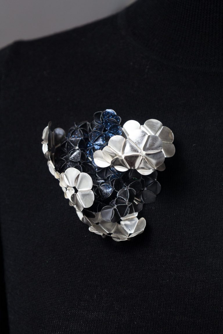 Broche Ogyana Teneva, Transmogrification, argent, plastic recyclé