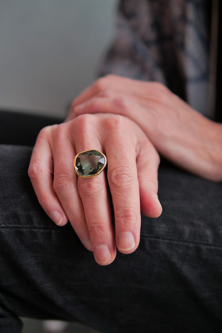 Bague Margoni, argent 925, or 18ct, prasiolite. Photo Lou Sautreau Margoni alliant le brut et le précieux