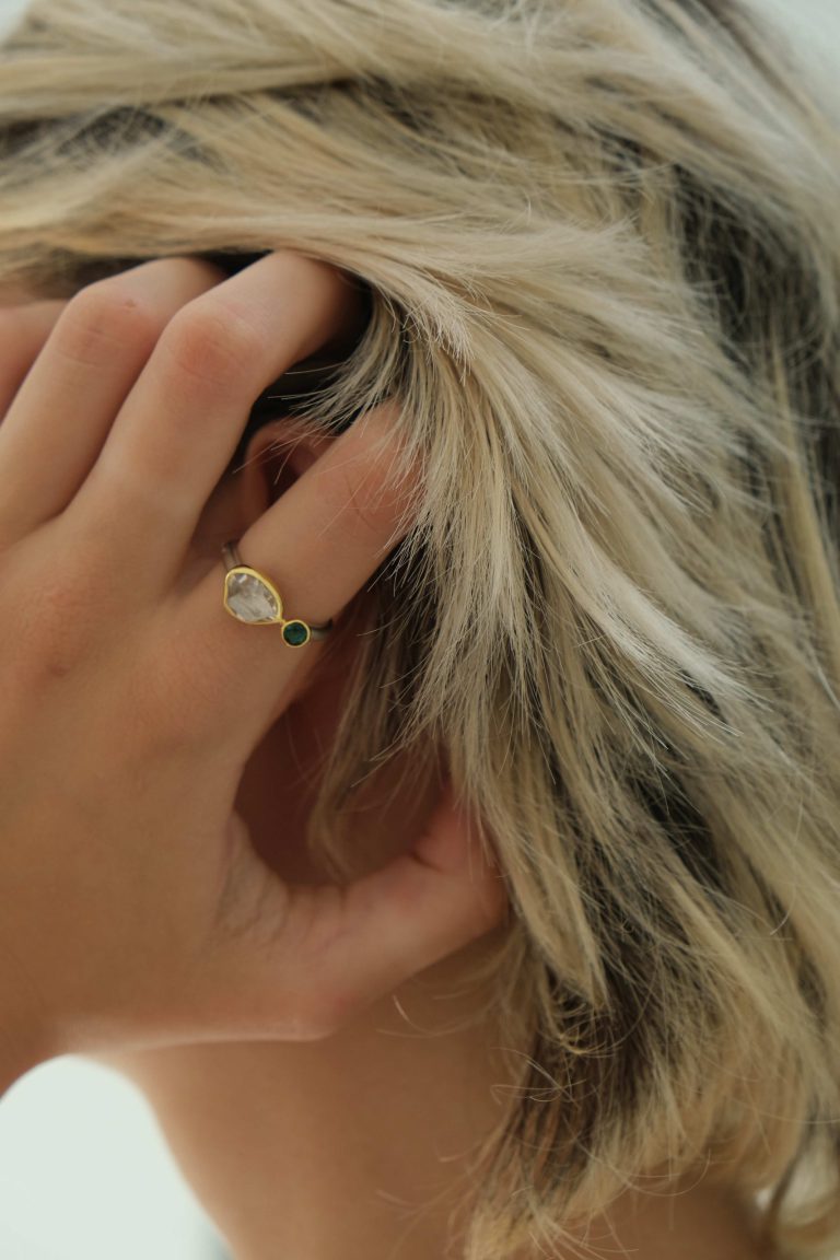 Bague Margoni, argent 925, or 18ct, morganite, améthyste verte. Photo Lou Sautreau Margoni alliant le brut et le précieux