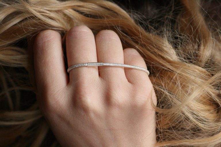 Bague OVE double argent Annie Sibert, Le geste autour du bijou