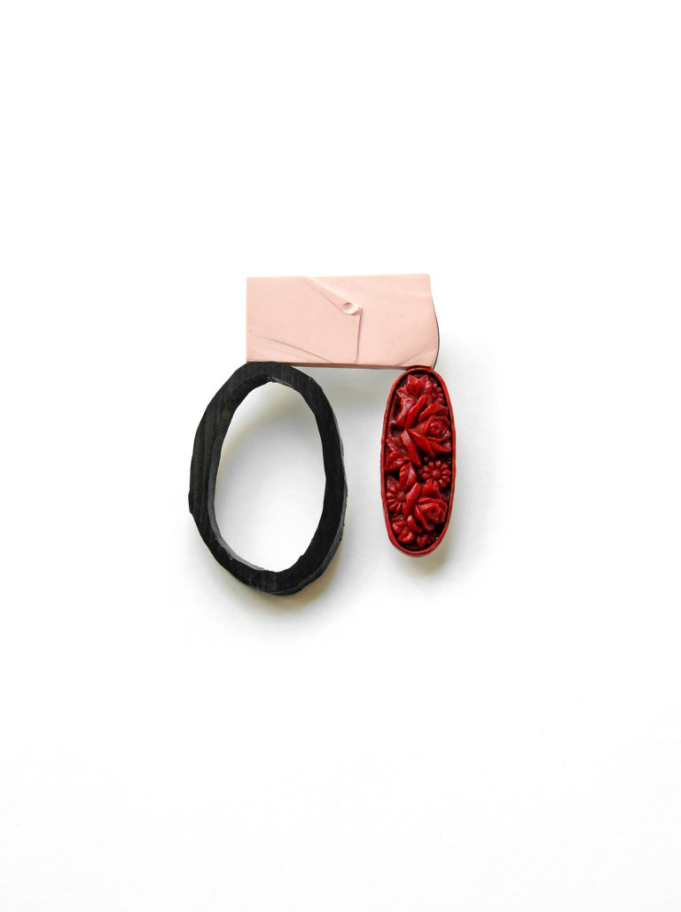 Broche Blue men VII, email, ébène, corail, verre de Danni Schwaag, un bijou de texture et de sensualité