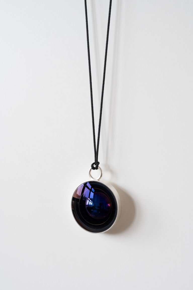 Pendentif Jiro Kamata ou l'art de l'immatérialité du reflet