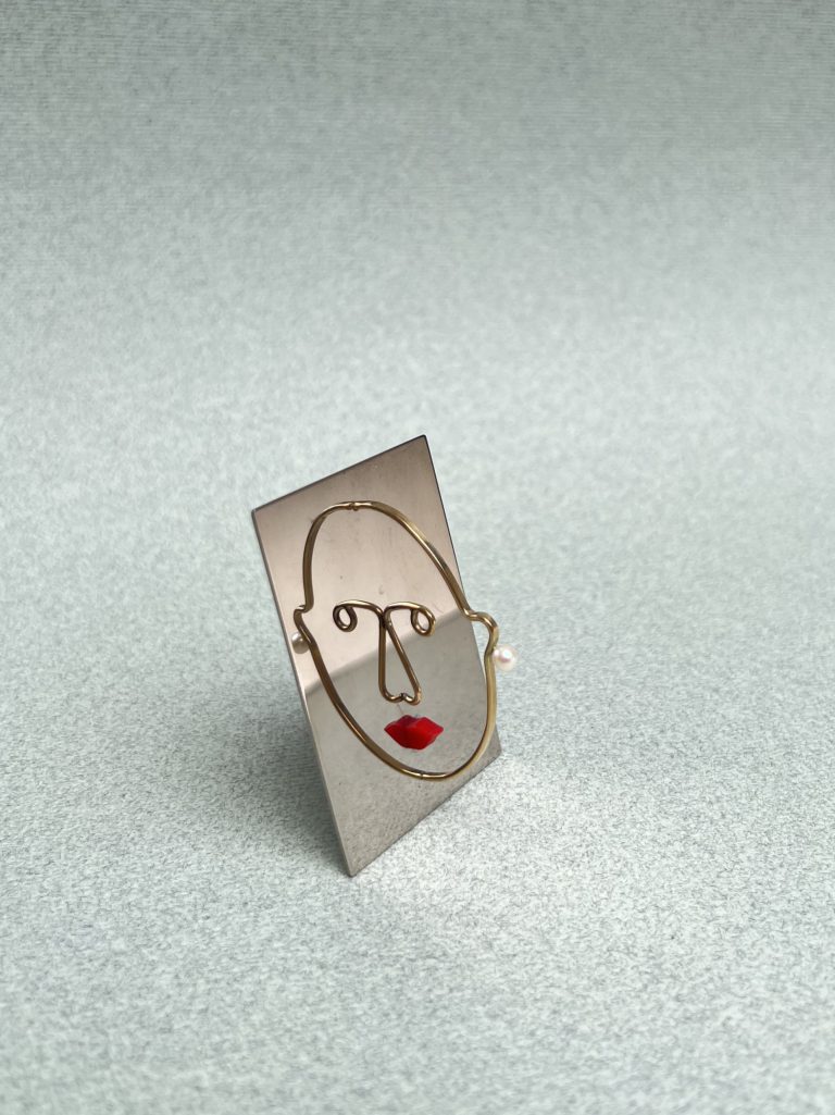 Herman Hermsen Vanity brooch gold pearl plastic 2019 Herman Hermsen défie les conventions du bijou traditionnel