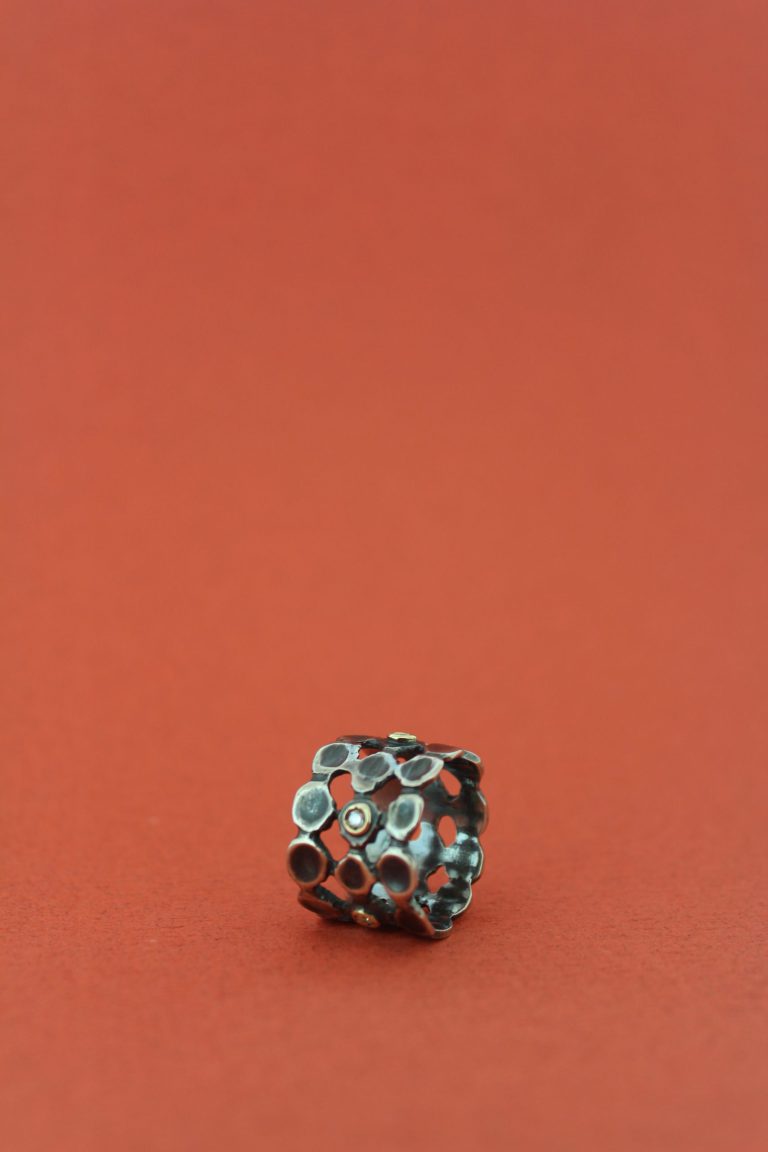 Bague Margoni, argent 925 oxidé, or 18ct, diamant. Margoni alliant le brut et le précieux
