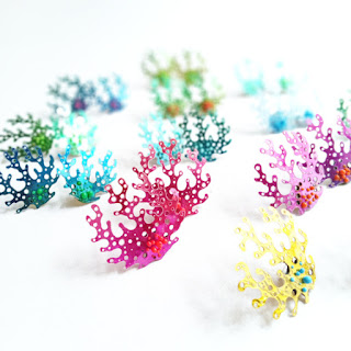 Boucles d'oreilles Coraux, Isabelle Azaïs, matière plastique Matériaux récupérés : sublimer le quotidien