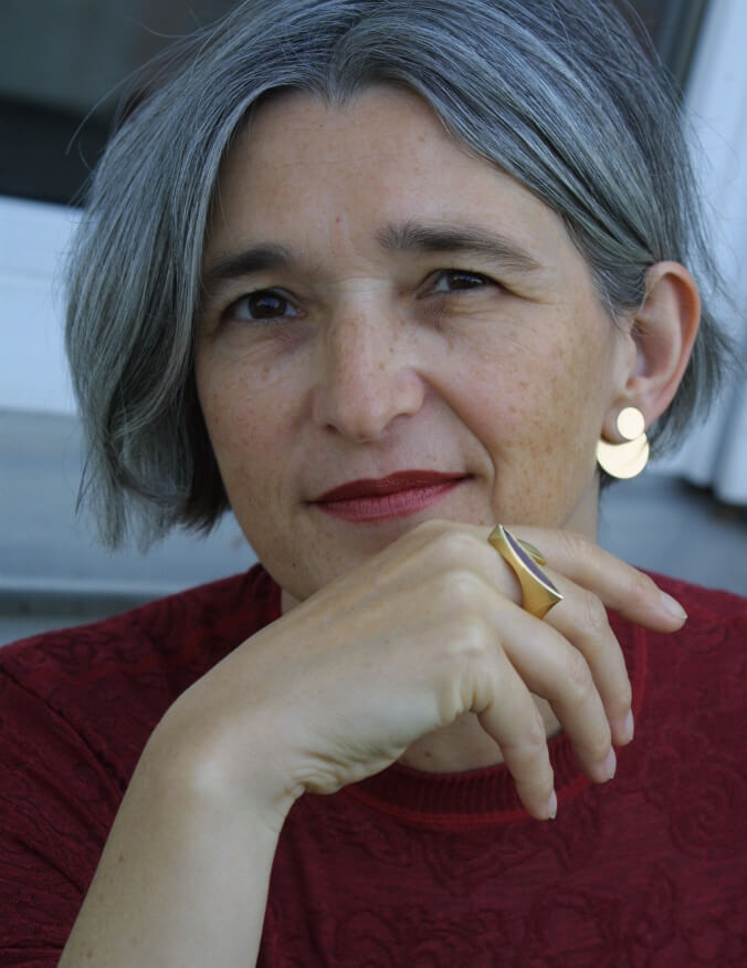 Portrait de Angela Hübel. Des bagues sculpturales aux lignes audacieuses