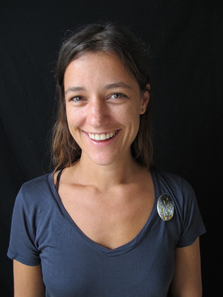 Broche micro mosaïque et argent, Isabelle Carpentier Des bijoux où scintille le verre.