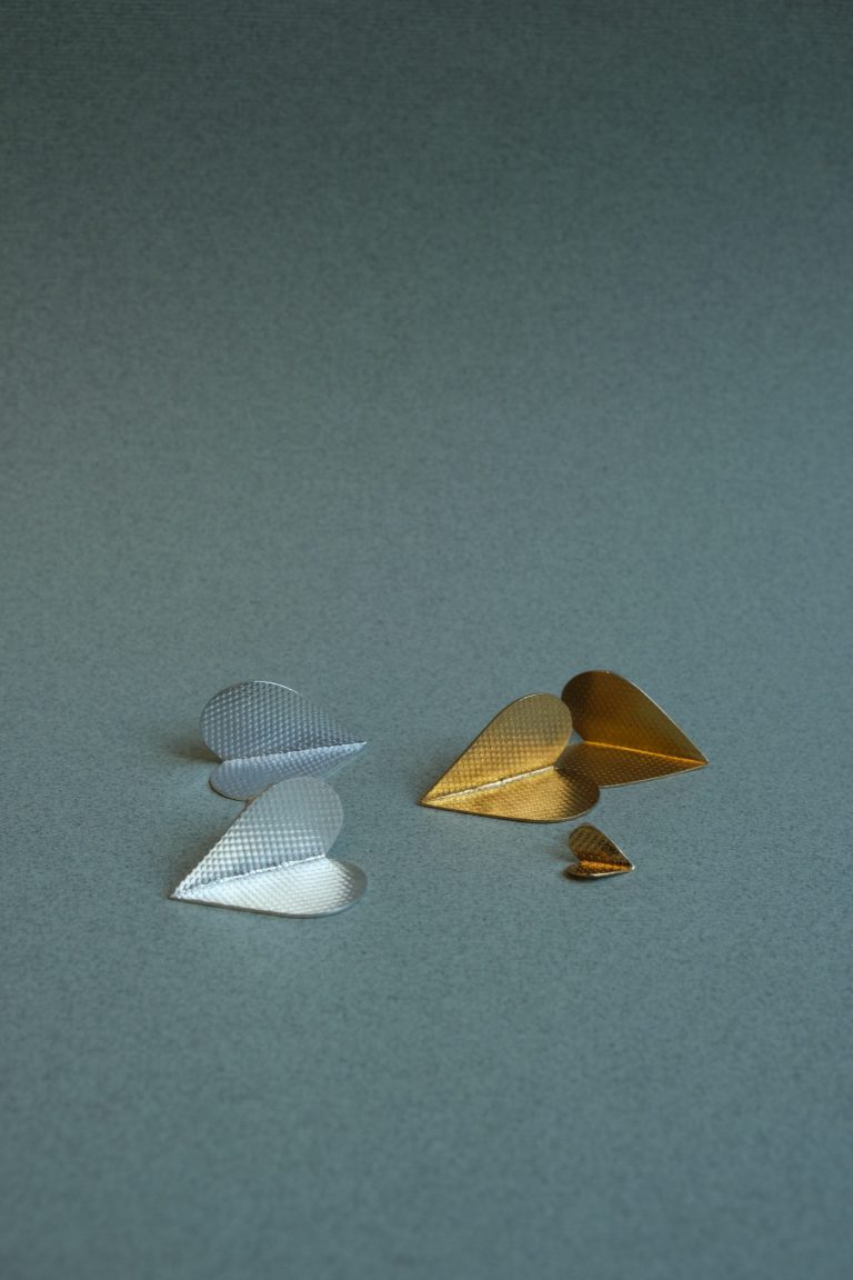 Collection coeurs boucles d'oreilles argent ou laiton doré Annie Sibert, Le geste autour du bijou