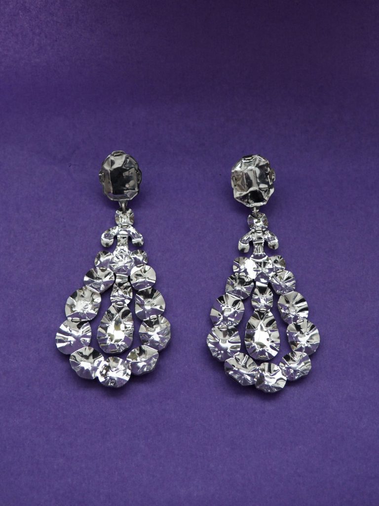 Boucles d'oreilles de la collection Faux-semblants, Marie-josée de Belgique, aluminium, Juliette Même. Photo Lou Sautreau Faux-semblants : la parure réinventée