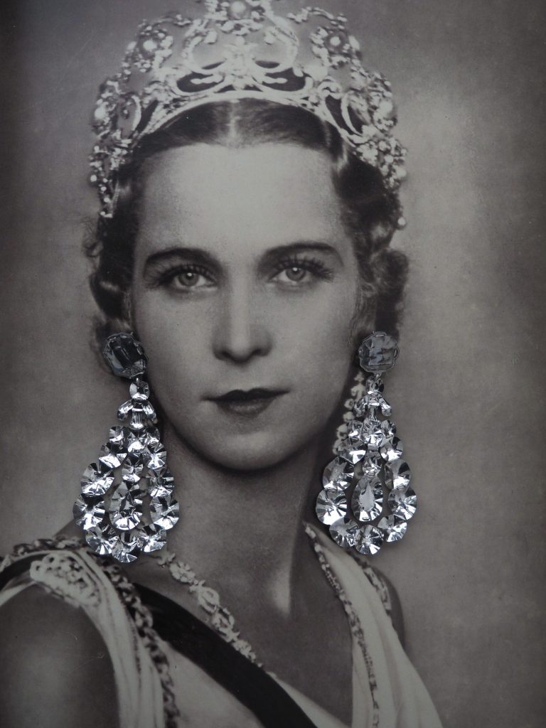 Boucles d'oreilles de la collection Faux-semblants, Marie-josée de Belgique, aluminium, Juliette Même. Photo Juliette Même Faux-semblants : la parure réinventée