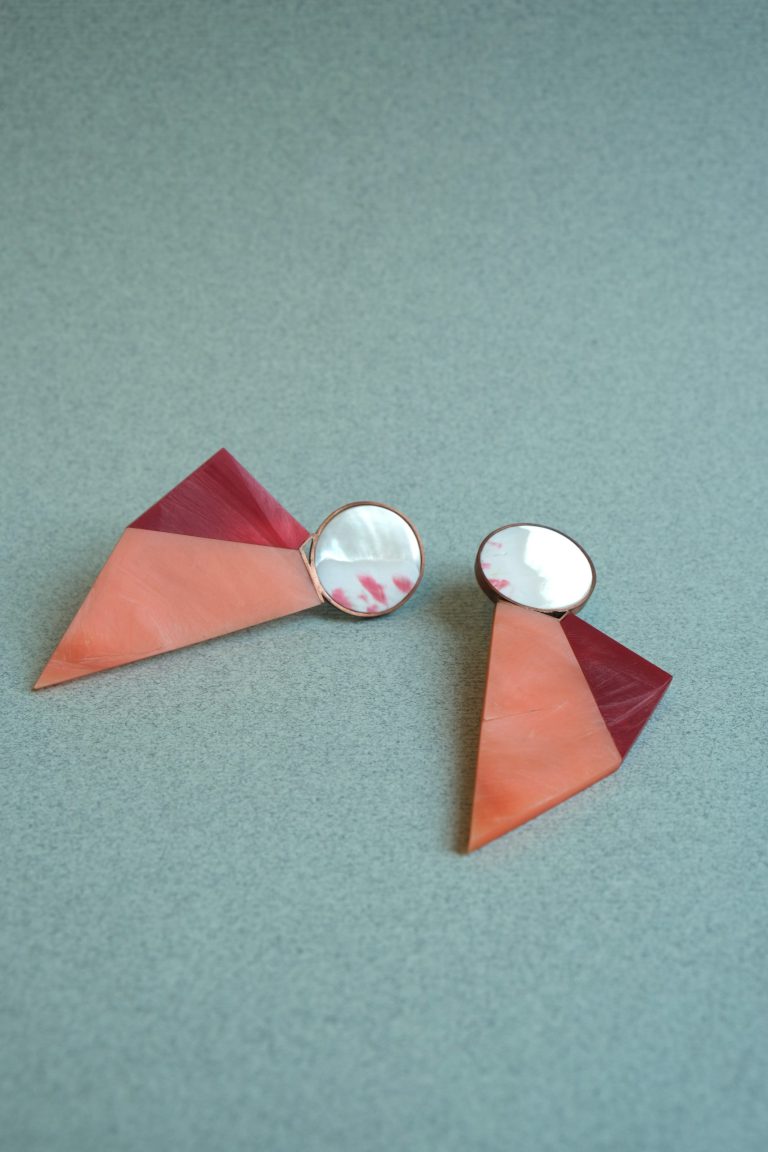 Boucles d'oreilles, argent, galalithe, nacre, émail sur cuivre de Danni Schwaag, Bijoux tactiles et visuels