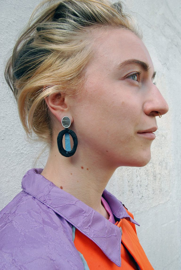 Boucles d'oreilles, argent, galalithe, nacre, émail sur cuivre de Danni Schwaag, Bijoux tactiles et visuels