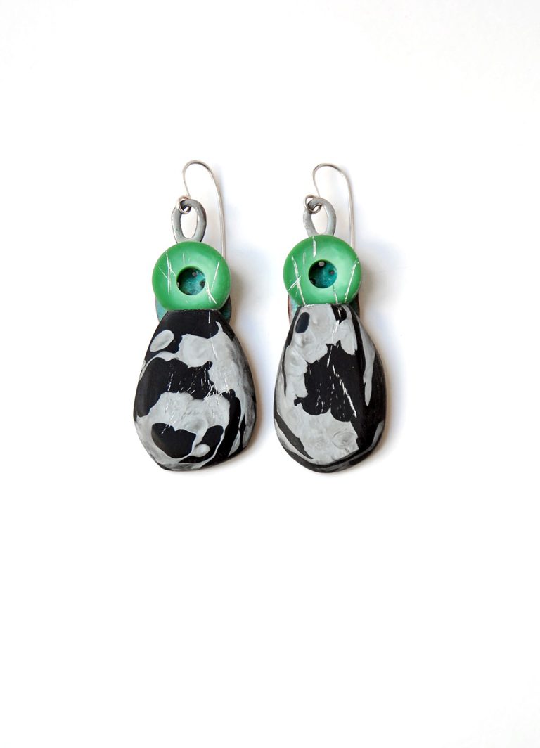 Boucles d'oreilles, argent, galalithe, nacre, émail sur cuivre de Danni Schwaag, Bijoux tactiles et visuels