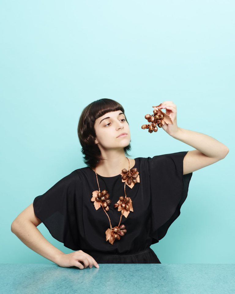 Gésine Hackenberg, collier et broche Grape II, cuivre plaqué or rose et cuivre électroformé, tombac, photo Stephanie Geerts, 2015.