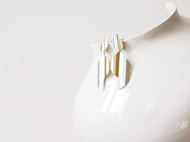 Majoral, boucles d'oreilles Aigua, or 18ct, titane, argent. Un dialogue entre le monde végétal et les métaux précieux