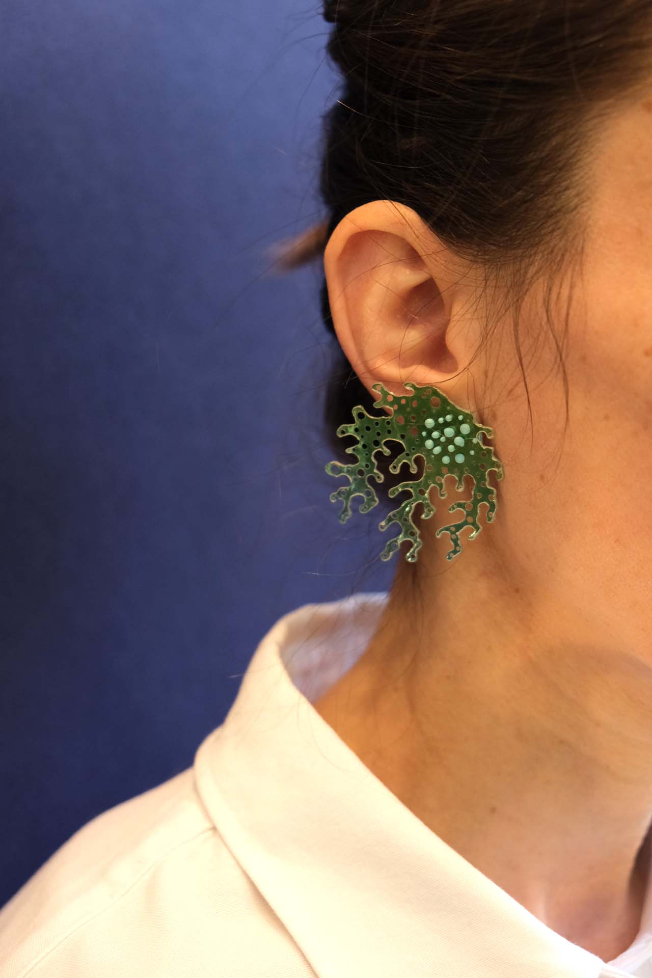 Isabelle Azais boucle algue bleu plastique