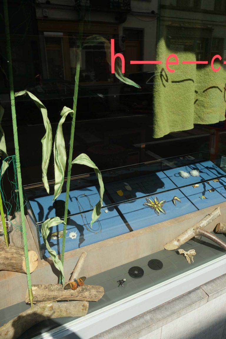 Benedickt Fischer broche pearly white vue de l'exposition