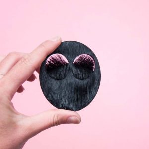 Hide, the fragment - broches - springbokhuid, tuigleder en magneten - Lore Langendries