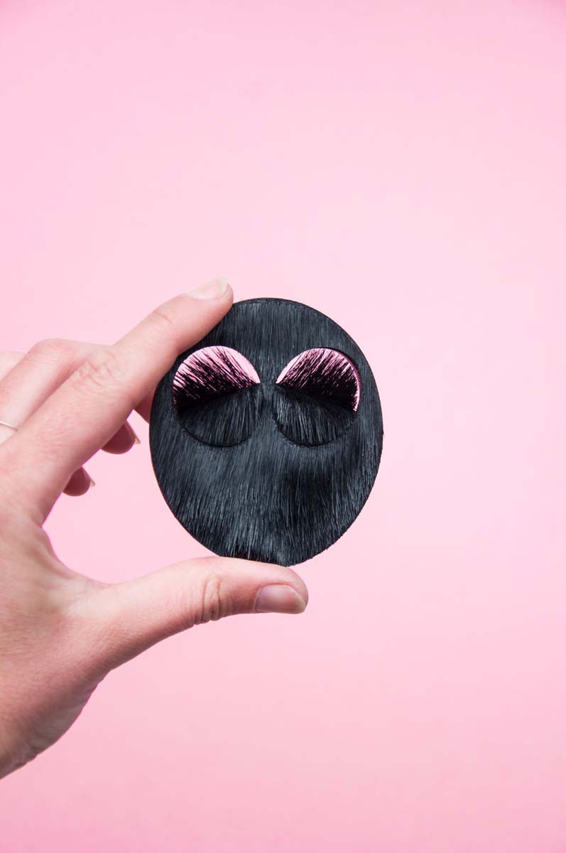 Hide, the fragment - broches - springbokhuid, tuigleder en magneten - Lore Langendries