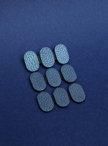 Anne Goy ,broche, cuir, bleu photo Lou Sautreau