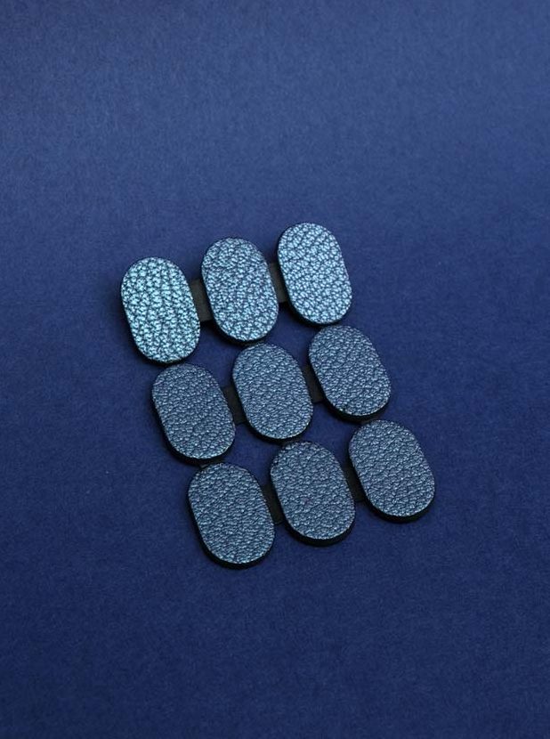 Anne Goy ,broche, cuir, bleu photo Lou Sautreau