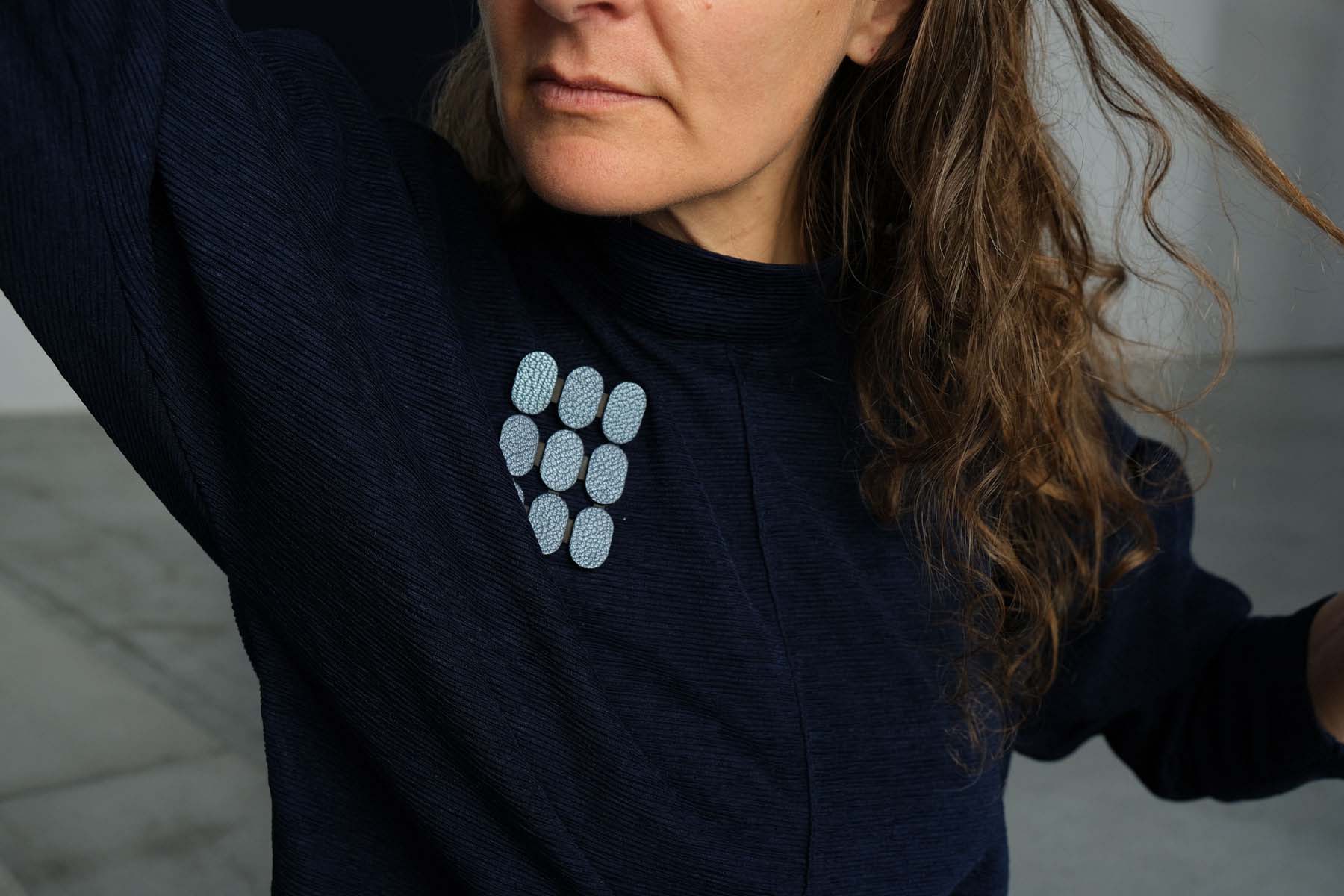 Hectare Anne Goy ,broche portée, cuir, bleu, fond bleu, photo Lou Sautreau