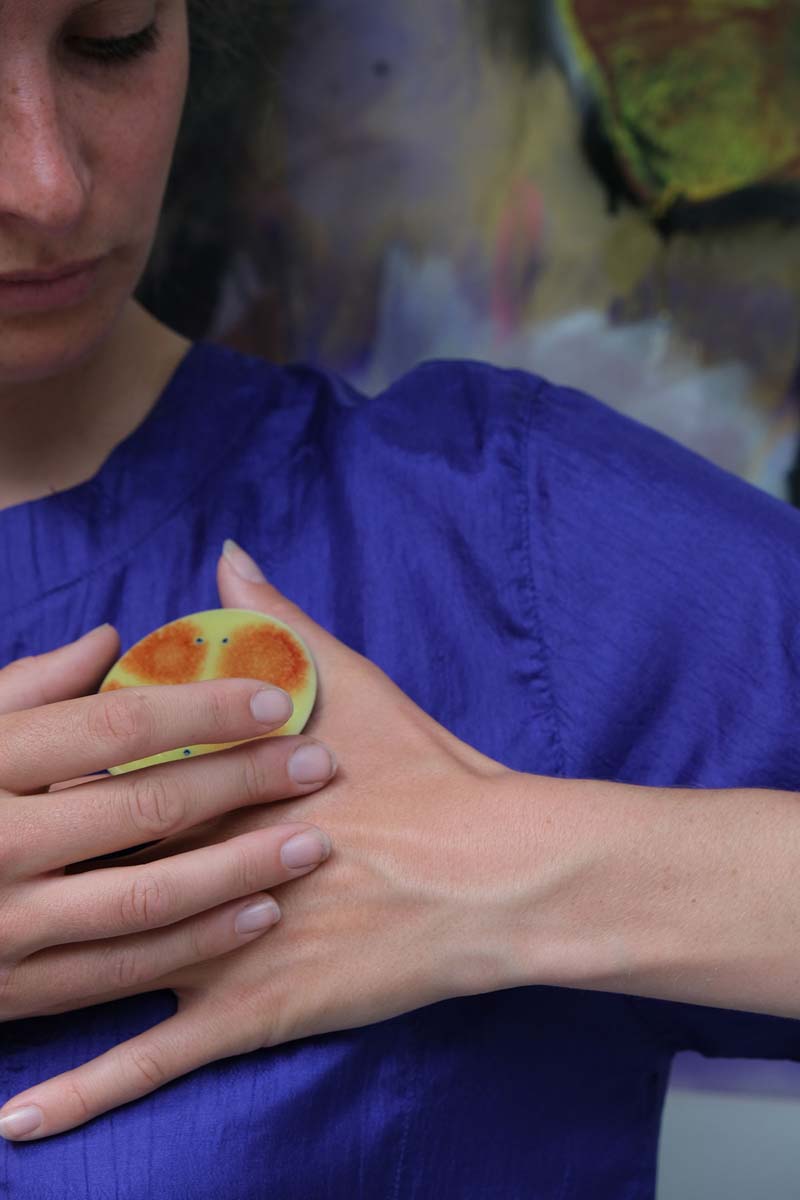 Hectare Broche porté Nevin Arig jaune résine