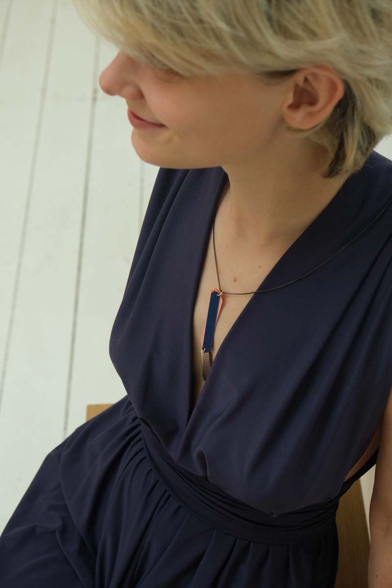 Hectare VERHOEVEN Ingrid Collier pendentif laiton doré couleurs SPATULA