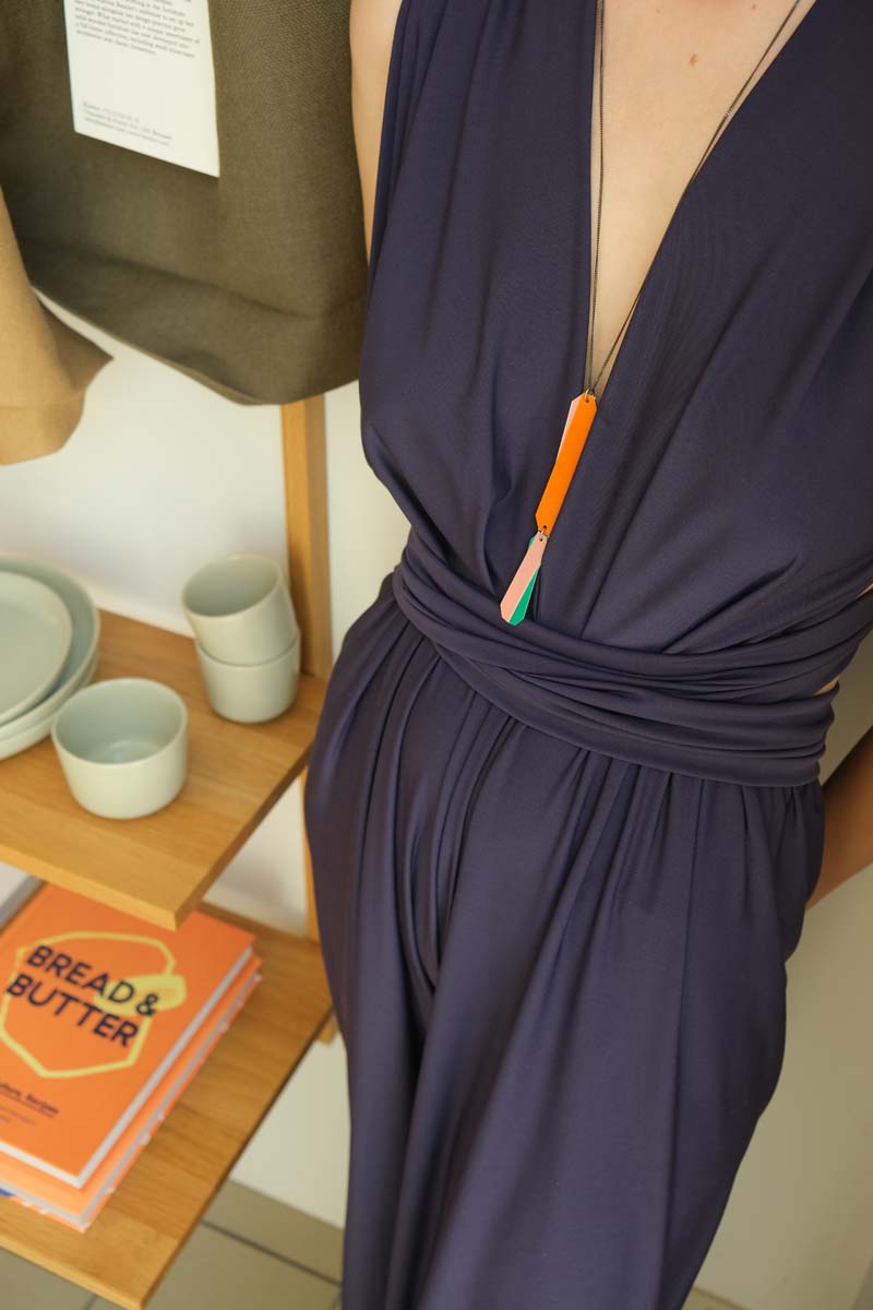 Hectare VERHOEVEN Ingrid Collier pendentif laiton doré couleurs SPATULA