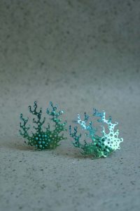 Isabelle Azais boucle algue bleu plastique