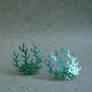 Isabelle Azais boucle algue bleu plastique