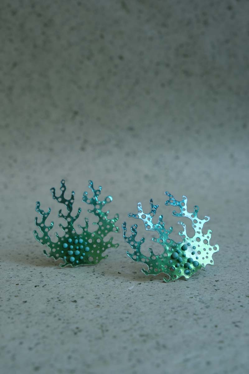 Isabelle Azais boucle algue bleu plastique