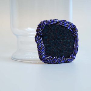 Hectare Isée, broche Koli, textile