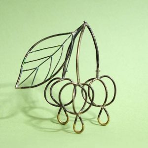 Broche Nelly Van oost, cerise argent peinture