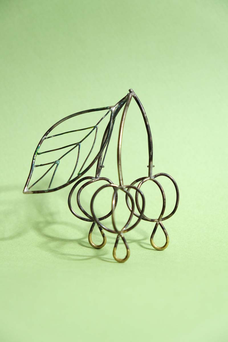 Broche Nelly Van oost, cerise argent peinture